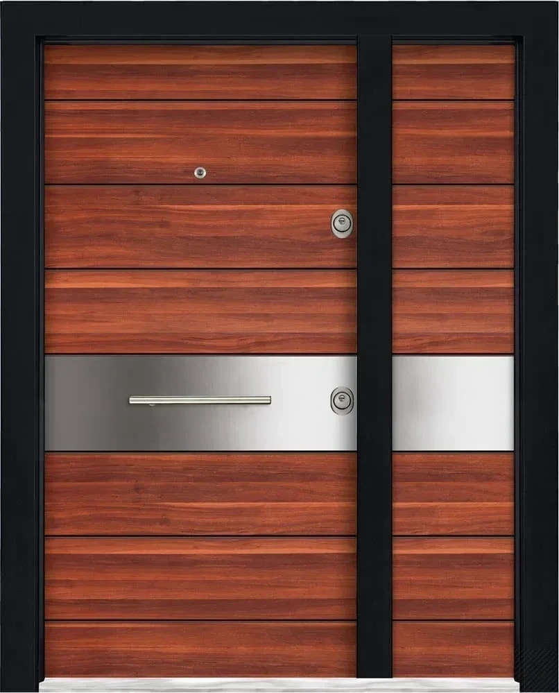 Hauseingangstür mit horizontal gestreiftem Holzdekor und breitem Edelstahlband