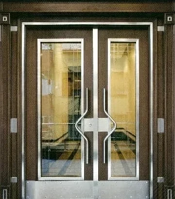Zweiflüglige Hauseingangstür mit transparentem Ganzglaspaneel im Edelstahlrahmen
