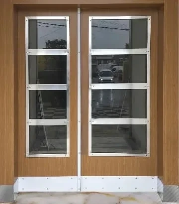 Helle Eichenholz-Hauseingangstür mit je vier Glasfeldern pro Flügel