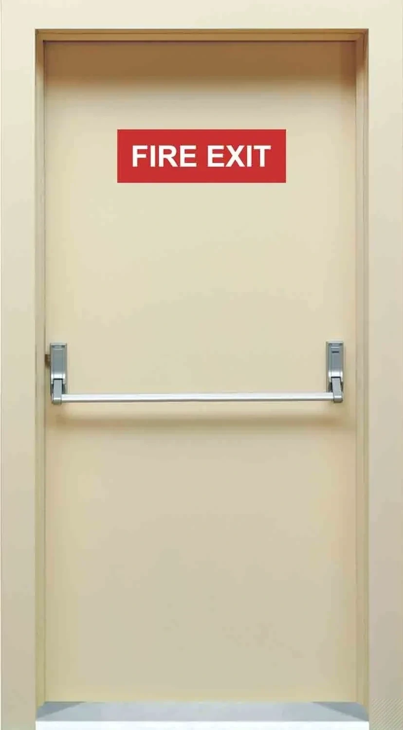 Кремовая стальная дверь с табличкой FIRE EXIT на верхней части коробки